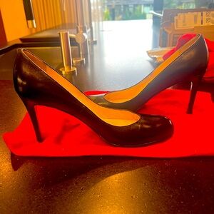 Christian Loubitan Classic Round Toe. Sole protector. Size 38 1/2 Like new!